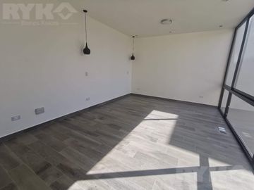 CASA EN VENTA EN FRACCIONAMIENTO PRIVADO AL SUR DE MONTERREY, EQUIPADA