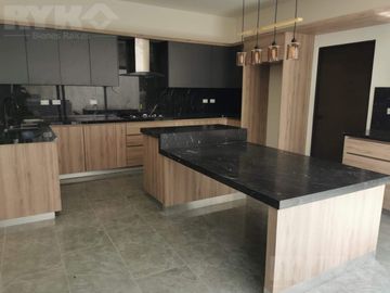 CASA EN VENTA EN FRACCIONAMIENTO PRIVADO AL SUR DE MONTERREY, EQUIPADA