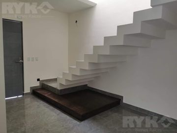 CASA EN VENTA EN FRACCIONAMIENTO PRIVADO AL SUR DE MONTERREY, EQUIPADA