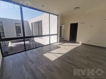CASA EN VENTA EN FRACCIONAMIENTO PRIVADO AL SUR DE MONTERREY, EQUIPADA