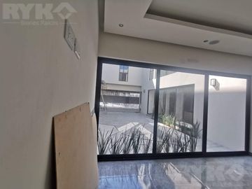 CASA EN VENTA EN FRACCIONAMIENTO PRIVADO AL SUR DE MONTERREY, EQUIPADA