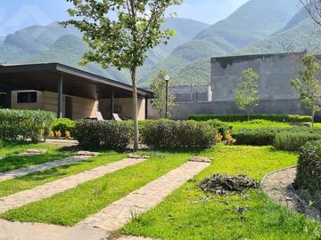 CASA EN VENTA EN FRACCIONAMIENTO PRIVADO AL SUR DE MONTERREY, EQUIPADA