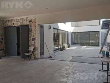 CASA EN VENTA EN FRACCIONAMIENTO PRIVADO AL SUR DE MONTERREY, EQUIPADA