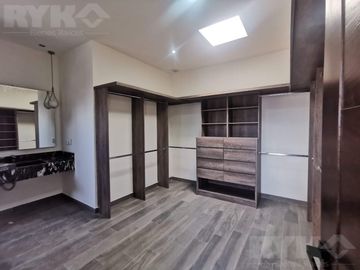 CASA EN VENTA EN FRACCIONAMIENTO PRIVADO AL SUR DE MONTERREY, EQUIPADA
