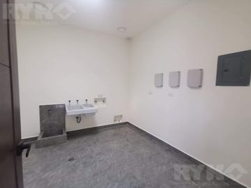 CASA EN VENTA EN FRACCIONAMIENTO PRIVADO AL SUR DE MONTERREY, EQUIPADA