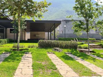 CASA EN VENTA EN FRACCIONAMIENTO PRIVADO AL SUR DE MONTERREY, EQUIPADA