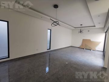 CASA EN VENTA EN FRACCIONAMIENTO PRIVADO AL SUR DE MONTERREY, EQUIPADA