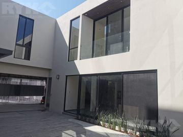 CASA EN VENTA EN FRACCIONAMIENTO PRIVADO AL SUR DE MONTERREY, EQUIPADA