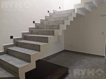 CASA EN VENTA EN FRACCIONAMIENTO PRIVADO AL SUR DE MONTERREY, EQUIPADA