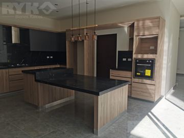 CASA EN VENTA EN FRACCIONAMIENTO PRIVADO AL SUR DE MONTERREY, EQUIPADA