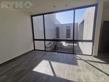 CASA EN VENTA EN FRACCIONAMIENTO PRIVADO AL SUR DE MONTERREY, EQUIPADA