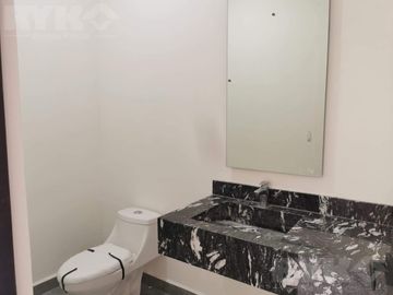CASA EN VENTA EN FRACCIONAMIENTO PRIVADO AL SUR DE MONTERREY, EQUIPADA