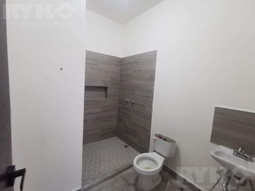 CASA EN VENTA EN FRACCIONAMIENTO PRIVADO AL SUR DE MONTERREY, EQUIPADA