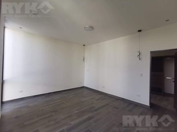 CASA EN VENTA EN FRACCIONAMIENTO PRIVADO AL SUR DE MONTERREY, EQUIPADA