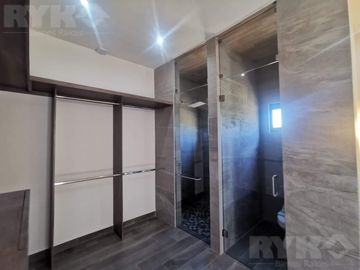 CASA EN VENTA EN FRACCIONAMIENTO PRIVADO AL SUR DE MONTERREY, EQUIPADA