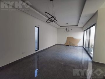 CASA EN VENTA EN FRACCIONAMIENTO PRIVADO AL SUR DE MONTERREY, EQUIPADA