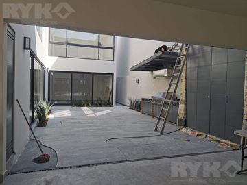 CASA EN VENTA EN FRACCIONAMIENTO PRIVADO AL SUR DE MONTERREY, EQUIPADA