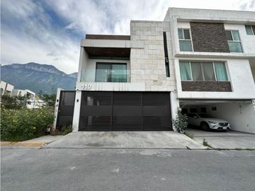 Casa en Venta en Cumbres Elite Premier semiamueblada con paneles