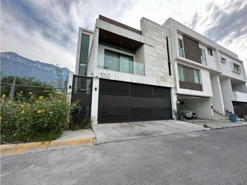 Casa en Venta en Cumbres Elite Premier semiamueblada con paneles