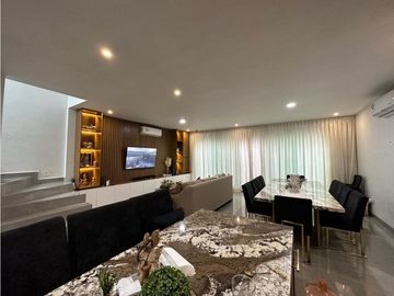 Casa en Venta en Cumbres Elite Premier semiamueblada con paneles