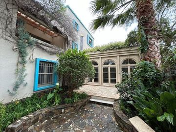 Casa en Venta en Propiedad única en centro histórico de Los Vilos. 2 casas con acceso independiente. Bodegón Cultural de Los Vilos