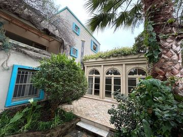 Casa en Venta en Propiedad única en centro histórico de Los Vilos. 2 casas con acceso independiente. Bodegón Cultural de Los Vilos