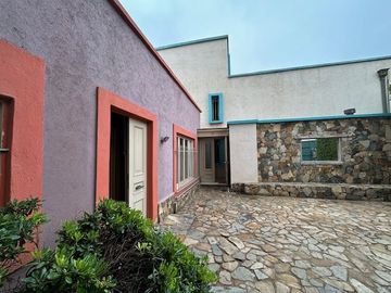 Casa en Venta en Propiedad única en centro histórico de Los Vilos. 2 casas con acceso independiente. Bodegón Cultural de Los Vilos