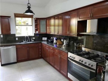 SE VENDE O SE ALQUILA CASA EN EL PH EMBASSY GARDENS  CLAYTON