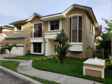 SE VENDE O SE ALQUILA CASA EN EL PH EMBASSY GARDENS  CLAYTON