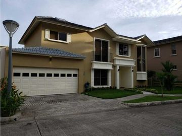 SE VENDE O SE ALQUILA CASA EN EL PH EMBASSY GARDENS  CLAYTON