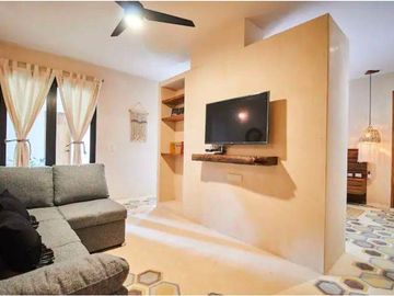 Departamento con alberca privada, comedor en exterior, paneles solares, rodeado