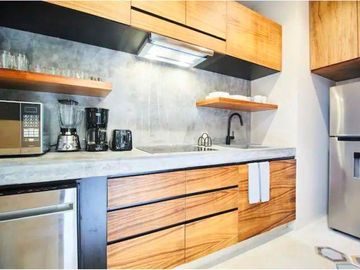 Departamento con alberca privada, comedor en exterior, paneles solares, rodeado