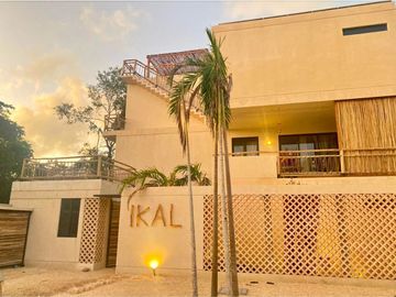Departamento con alberca privada, comedor en exterior, paneles solares, rodeado