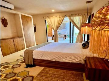 Departamento con alberca privada, comedor en exterior, paneles solares, rodeado
