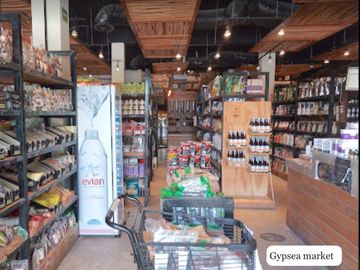 Departamento con alberca privada, comedor en exterior, paneles solares, rodeado