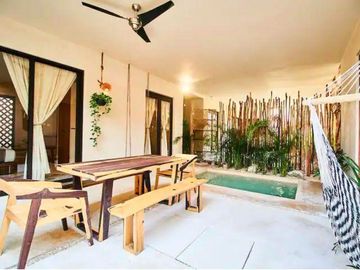 Departamento con alberca privada, comedor en exterior, paneles solares, rodeado