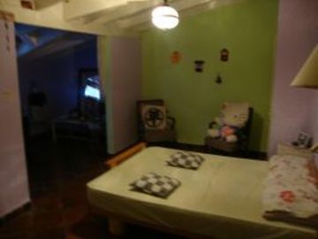 BURZACO: AMPLIA Y COMODA CASA , PARA 2 FAMILIAS O FAMILIA NUMEROSA. ZONA CENTRICA DE BURZACO. A POCAS CDRAS ESTACION Y CTRO COMERCIAL