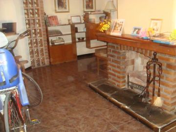BURZACO: AMPLIA Y COMODA CASA , PARA 2 FAMILIAS O FAMILIA NUMEROSA. ZONA CENTRICA DE BURZACO. A POCAS CDRAS ESTACION Y CTRO COMERCIAL