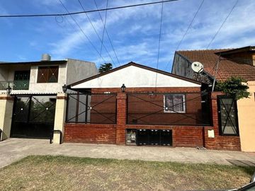 EXCELENTE VENTA DE CUATROS CASAS EN BLOQUE