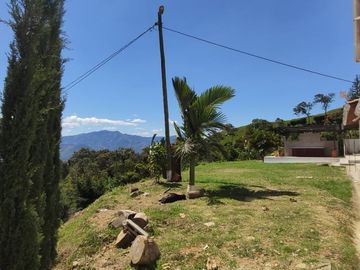 Te vendo esta lujosa y hermosa finca bien barata en Copacabana.