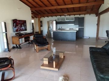 Te vendo esta lujosa y hermosa finca bien barata en Copacabana.