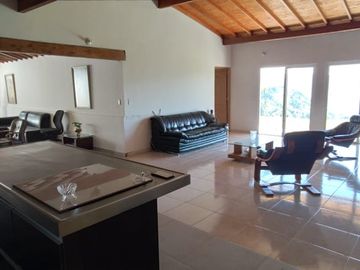 Te vendo esta lujosa y hermosa finca bien barata en Copacabana.