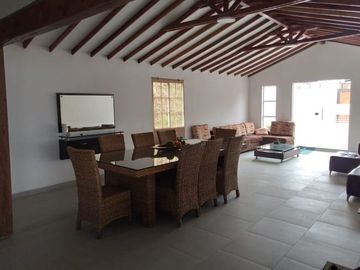Te vendo esta lujosa y hermosa finca bien barata en Copacabana.