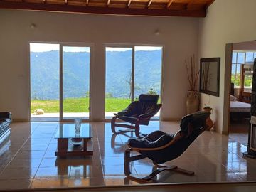 Te vendo esta lujosa y hermosa finca bien barata en Copacabana.