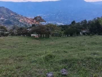 Te vendo esta lujosa y hermosa finca bien barata en Copacabana.
