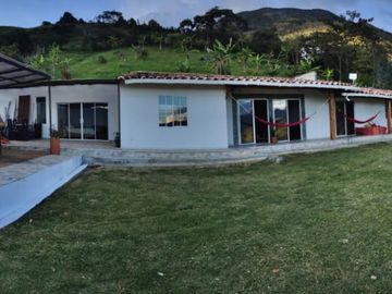 Te vendo esta lujosa y hermosa finca bien barata en Copacabana.
