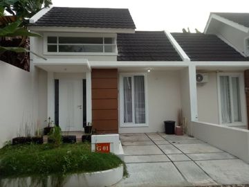 RUMAH CANTIK DEKAT BANDARA SAMRATULANGI LOKASI TEPI JALAN