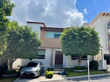 Se Vende Casa en Colinas del Bosque, 3 Recamaras, Jardín, Estudio en PB, 3.5 Bañ