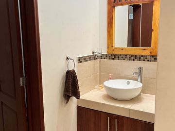 Se Vende Casa en Colinas del Bosque, 3 Recamaras, Jardín, Estudio en PB, 3.5 Bañ