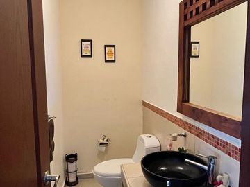 Se Vende Casa en Colinas del Bosque, 3 Recamaras, Jardín, Estudio en PB, 3.5 Bañ